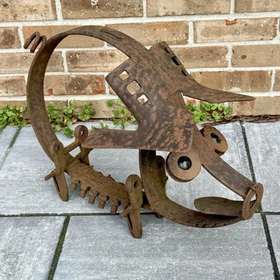 Escultura de alcancía de hierro de colección Robert D. "Bob" Cumston arte popular máquina agrícola Foto 1 de 4