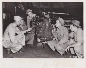1942 Pressefoto WWII US Army AF Corporal Mechanic at Brookley Air Base, mobil - Bild 1 von 2