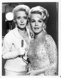 CELESTE HOLM & SANDRA DEE - DOKTOR, DU MACHST WOHL WITZE! – 1967 MGM PHOTO - Bild 1 von 1