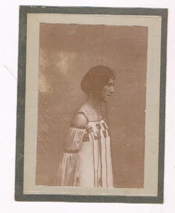 Foto (10x13): Dame im Jugendstilkleid um 1900 - Picture 1 of 2