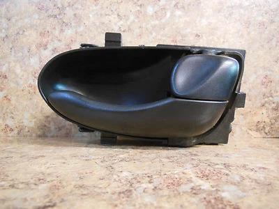 MANIJA INTERIOR PUERTA DELANTERA TRASERA DERECHA NISSAN MAXIMA NEGRO Foto 1 de 4