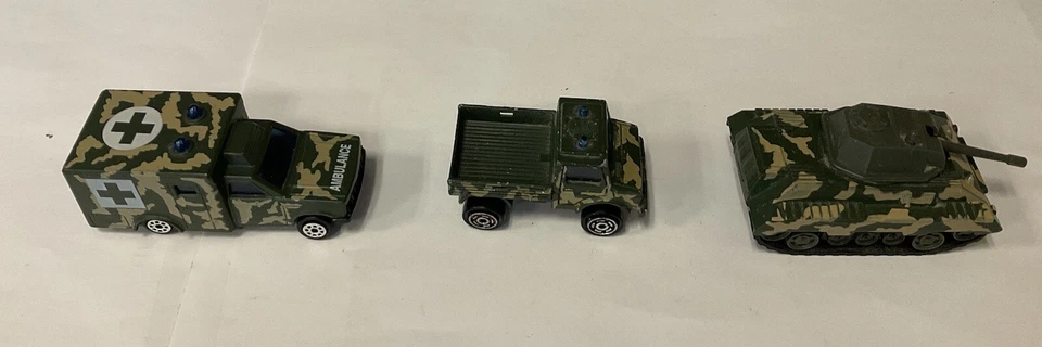 Juego de 3 fundidos a presión militares majorette 1/64, ambulancia, jeep y tanque Foto 1 de 4