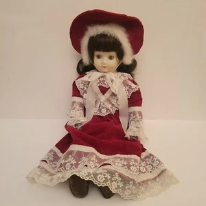 Vintage Zasan Porzellanpuppe Aufzieh Musical FUNKTIONIERT burgunderfarbenes Kleid mit Spitze  - Bild 1 von 12
