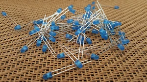 50pcs 3MM BLUE DEFUSED LEDs, ULTRA BRIGHT LED - Imagen 1 de 3
