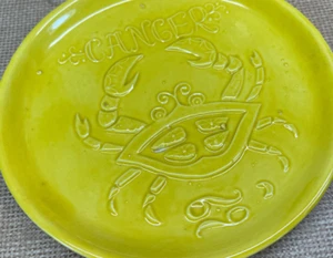 Vtg Astrology CANCER Sue Stephens Zodiac Designs 7" Yellow Ceramic Plate - Picture 1 of 12