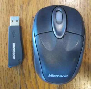 Mouse óptico inalámbrico para notebook Microsoft modelo MSK-1056 con dongle probado usado - Imagen 1 de 2