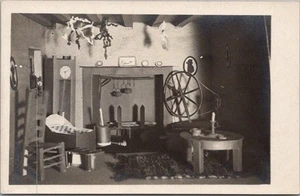 Foto real vintage RPPC postal interior de casa/chimenea y rueda giratoria - Imagen 1 de 2