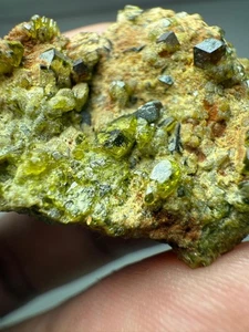 Racimo de cristal de vesuvianita y granate de 70 quilates en matriz muestra mineral de Pakistán - Imagen 1 de 19
