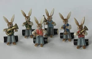 388/25 6 sitzende Hasen Osterhasen Hasenorchester Musiker ESCO Erzgebirge - Bild 1 von 5
