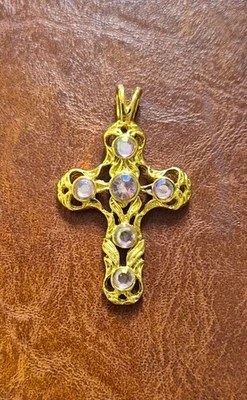 Anhänger ~ goldfarbenes Kreuz mit rosa Edelsteinen ~ ca. 4,5 x 2,8 cm ~ ca. 7 g - Bild 1 von 2