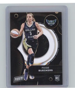 2025 Panini WNBA Player of the Day PAIGE BUECKERS RC Rookie Dallas Wings #RC1 - Bild 1 von 2