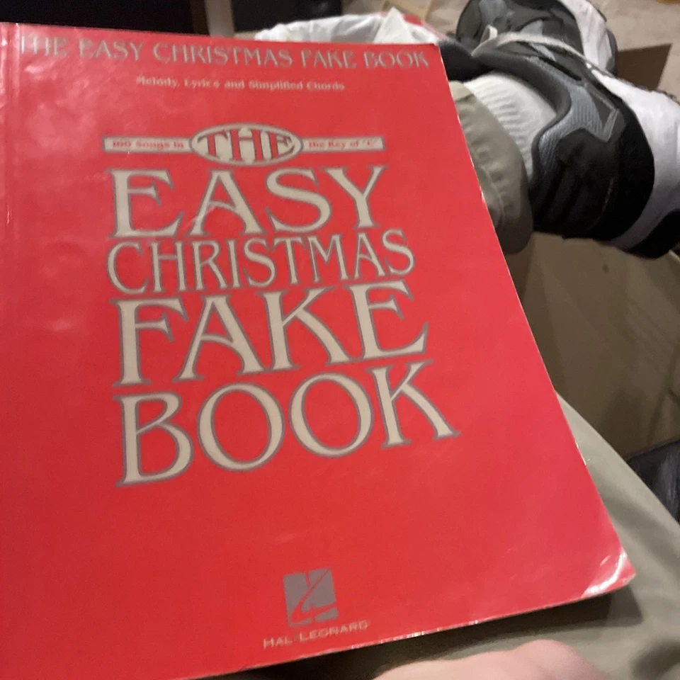 Hal Leonard: El libro falso fácil de Navidad: 100 canciones en clave de do Foto 1 de 4