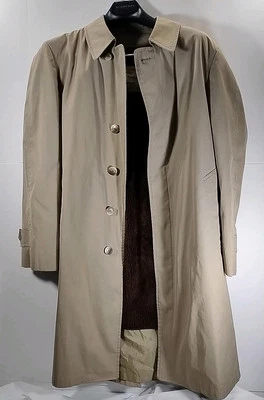 Trench coat masculino London Fog cáqui bronzeado pele sintética forrado com botões 42 Reg feito nos EUA  - Imagem 1 de 4
