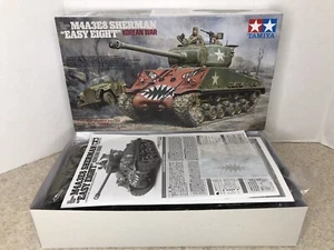 TAMIYA 35359 US carro medio M4A3E8 Sherman "Easy Eight" guerra di Corea 1/35 kit - Foto 1 di 7