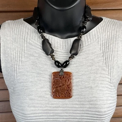 Collar llamativo tallado jade (?) Colgante Elefante Marcado 925 Baúl de la Suerte Foto 1 de 4