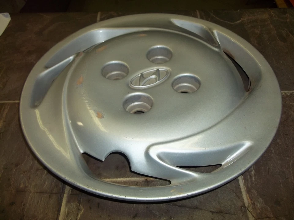 HYUNDAI ACCENT 1993 1994 1995 CUBIERTA DE RUEDA 14" CUBIERTA DE RUEDA 6 RADIOS * 2 PIEZAS* Foto 1 de 4