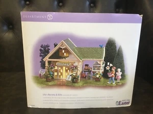 DEPT 56 Schneedorf Osterserie Lily's Nursery und Geschenke mit Licht - Bild 1 von 9