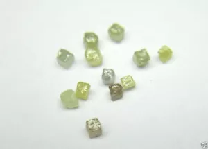 1.02CTS CRUDO SIN CORTAR CUBO DE COLOR MEZCLA NATURAL DIAMANTE EN BRUTO 1.61x1.21 MM - Imagen 1 de 5