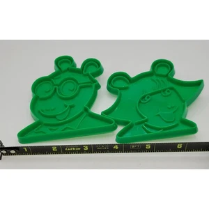 Cortadores de pastelería para galletas Arthur and DW - plástico verde vintage PBS TV - Imagen 1 de 2