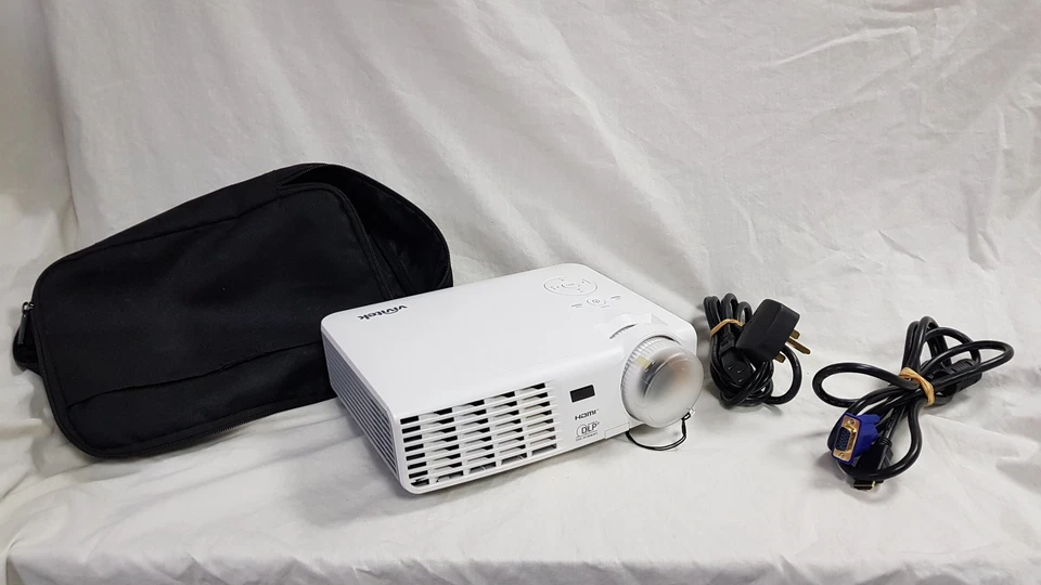 Vivitek d535 HDMI VGA DLP Projector in Case with some Cables ONLY 408 Lamp Hours - Image 1 of 4