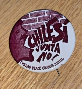 1970's CHILE SI! JUNTA NO! - CHICAGO PEACE COUNCIL - Anti Augusto PINOCHET Pin - Picture 1 of 2