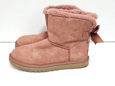 Botín de gamuza forrado de lana UGG Mini Bailey Bow Glimmer para mujer en película sepia talla 9 Foto 1 de 4