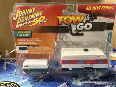 VW tipo 2 1965 Johnny Lightning Tow & Go 1:64 con remolque de casa  Foto 1 de 2
