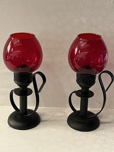 ANTIGUO par de candelabros de hierro fundido de vidrio rojo por: Mason Candlelight Co. - Imagen 1 de 7
