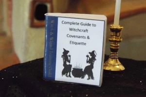  Libro miniatura de HALLOWEEN convenios de brujería y etiqueta casa de muñecas escala 1:12 - Imagen 1 de 3