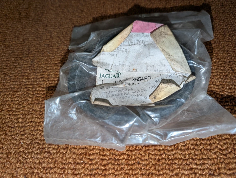 Sello de tubo de aire genuino Jaguar 98-03 XJ8 XK8 97-0 4,0 L V8 NJA3554AA Foto 1 de 3