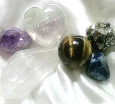 6 Lovely Stones, Amethyst, Fluorite Heart, Pyrite, Tiger's Eye Sphere - LB - Image 1 of 4