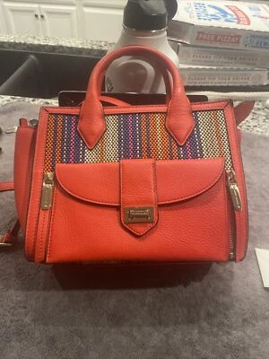 Bolso de Mano Henri Bendel Rivington Tejido, Cartera Bolso de Mano con Tarjetas y Etiquetas Rojo Medio Foto 1 de 4