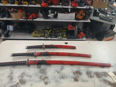 INSCRIÇÃO KANJI JAPONESA 3 peças. Conjunto de espadas katana COM PRATELEIRAS  - Imagem 1 de 2