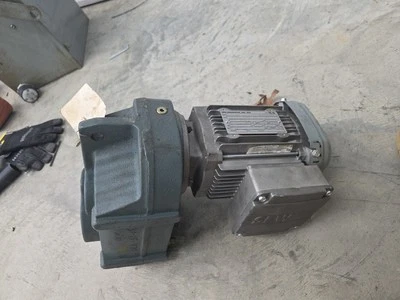 SEW-EURODRIVE MOTOR 1318 TORQUE 46 RATIO .75 HP DRS71M4 - Image 1 of 4