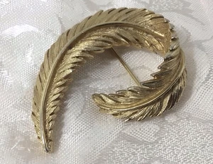 Vintage Gold Toned Curved Feather Broach MCM Classic Pin - Picture 1 of 4