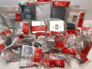 LOTE DE TRABAJO MK ENCHUFES ELÉCTRICOS / INTERRUPTORES DE RED / PLACAS DELANTERAS - 30x ARTÍCULOS (232) - Imagen 1 de 7