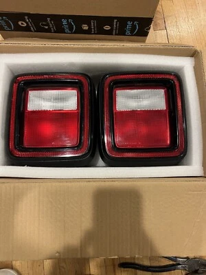 Par de luces traseras halógenas usadas izquierda y derecha de un Jeep Wrangler JL 2021  Foto 1 de 4