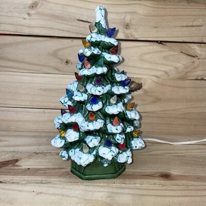 "Árbol de Navidad de cerámica vintage con luces multicolores y detalles de nieve 10"" leer" - Imagen 1 de 10