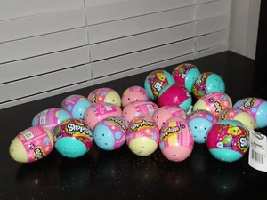 MOOSE TOYS SHOPKINS LOT OF 15 EGGS AND 6 HOLIDAY BAUBLES - 2 SHOPKINS IN EACH - Picture 1 of 5