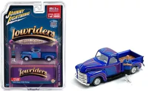 CHEVROLET Pick Up - Lowrider + Figura - 1950 - blu - Johnny Lightning 1:64 - Foto 1 di 6