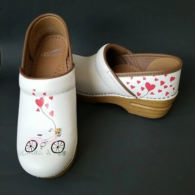 Dansko 36 双专业自行车心形情人节木屐皮革白色舒适鞋 — 第 1/4 张图片