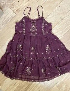 Urban Outfitters Party Kleid XS weinrot Pailletten Stufenrock Spaghettiträger - Bild 1 von 8