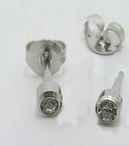 Medizinische Ohrstecker mini Titan Erstohrstecker mit  Zirkonia antialergisch - Bild 1 von 2