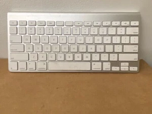 Apple A1314 Wireless Keyboard MC184LL/A  White Keys Aluminum Metal Base 2 AA - Picture 1 of 4