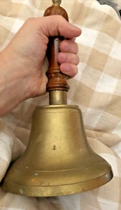 Antica campana scuola in ottone GRANDE! 10 pollici! Manico in legno fattoria di campagna pesante a mano! - Foto 1 di 13