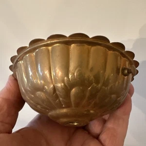 ANTIGUO SOPORTE DE FUENTE DE LATÓN ROSA ORNAMENTADO PARA LÁMPARA DE ACEITE DE BIBLIOTECA COLGANTE VICTORIANA (z) - Imagen 1 de 4