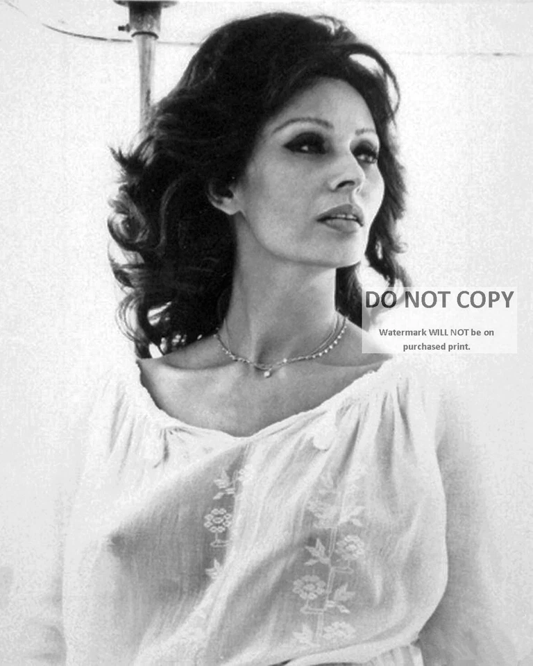 SOPHIA LOREN LEGENDARY ACTRESS PIN UP - 8X10 PUBLICITY PHOTO (BT027) - Image 1 of 1