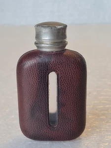 Small Antique 19th Century Hip Flask - Whiskey, Glass & Burgundy Leather - Foto 1 di 16