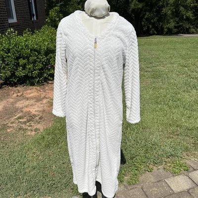 Classic Elements White Fleece Full Zip Womens Robe Chevron Pattern Size Medium - Image 1 of 4