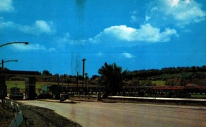 Tarjeta postal vintage de motel The Turnpike Interchange at Somerset con motel en fondo - Imagen 1 de 2
